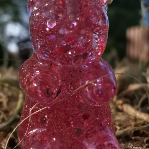 Wisiorek różowy miś z żywicy