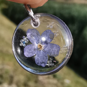 Wisiorek z niezapominajką