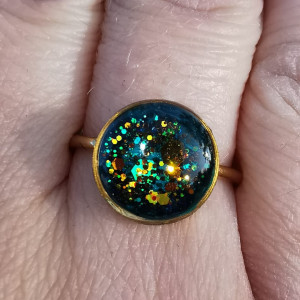 Regulowany pierścionek z żywicy