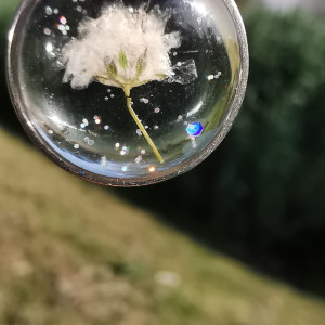 Wisiorek biała gipsówka w żywicy