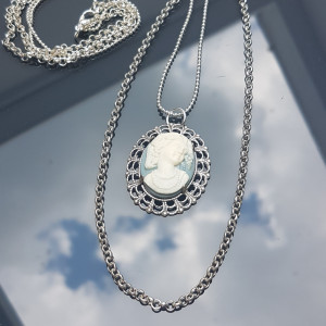 Naszyjnik Camea Biała Dama na Łańcuszkach