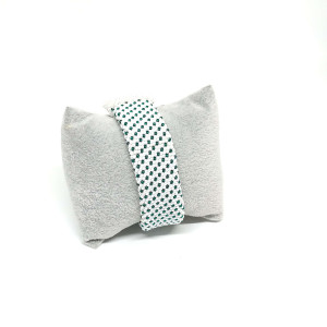 Biała bransoletka z koralików w kropki