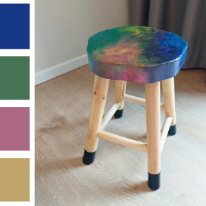 Drewniany taboret z ręcznie malowanym wzorem - czarodziejski stolik z drewna paulowni