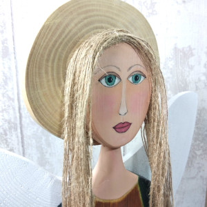 Zielonooki anioł z drewna. Idealny na prezent.