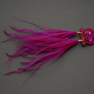 fuksjowe kolczyki lub klipsy sutasz z piórami