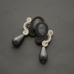 grafitowo-białe kolczyki lub klipsy sutasz