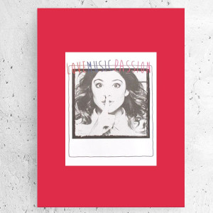 szaro czerwony plakat z dziewczyną, nowy plakat z serialu Violetta, minimalizm plakat z kobietą, Violetta plakat A4, filmowe plakaty A4, nowoczesne plakaty na ścianę, fajne plakaty do domu