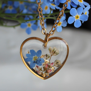 Złota zawieszka złoty wisiorek kwiat naszyjnik żywica z żywicy kwiaty serce serduszko niezapominajki gipsówka