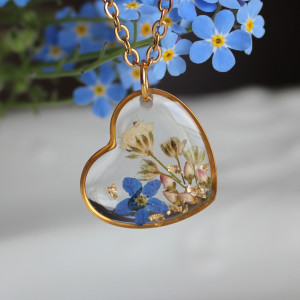 Złota zawieszka złoty wisiorek kwiat naszyjnik żywica z żywicy kwiaty serce serduszko niezapominajki gipsówka