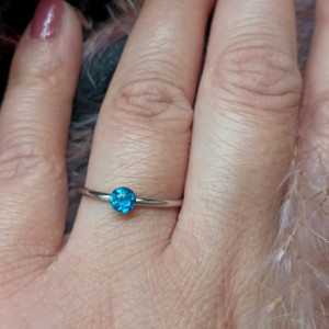 Astetyczny niebieski pierścionek z żywicy