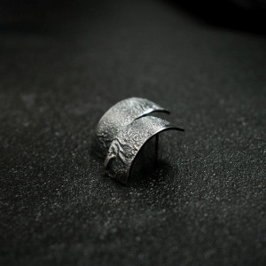 Kolczyki prostokąty zaokrąglone z ciemnego srebra 925 z kolekcji Raw, oksydowane