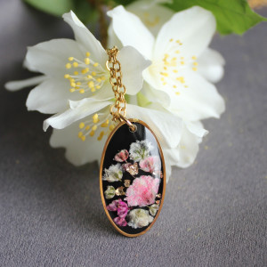 Złota zawieszka złoty wisiorek naszyjnik żywica z żywicy kwiaty z kwiatami jajowata retro naturalna różowe dziewczęca kobieca czarna