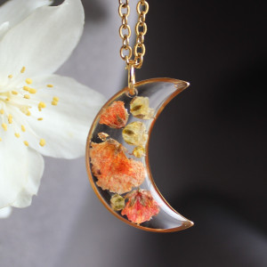 złota zawieszka złoty wisiorek naszyjnik żywica z żywicy kwiaty z kwiatami księżyc kwiaty żywica biżuteria z kwiatami pomarańczowe