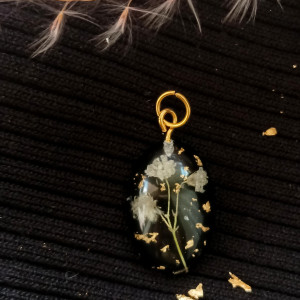 Owalny wisiorek gipsówka wisiorek z kwiatem kwiaty w żywicy