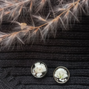 Kolczyki wkrętki gipsówka w żywicy kolczyki z kwiatem kolczyki z żywicy