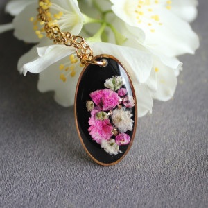 Malinowy las złota zawieszka złoty wisiorek z suszonymi krawiatami prawdziwe kwiaty gipsówka różowa