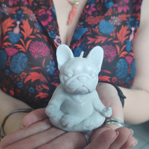 Świeca sojowa pies medytujący buldożek