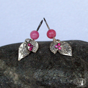 Listki z różową kulką