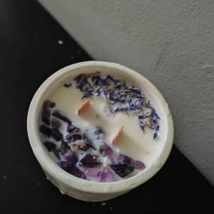 duża świeca sojowa z naturalnym olejkiem lawendowym i ametystami