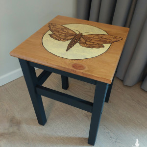 Taboret z ręcznie wypalaną ćmą na siedzisku - skandynawski taboret z litego drewna sosnowego