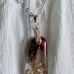 Wisiorek z żywicy epoksydowej z małymi białymi i różowymi gałązkami kwiatów i drzewem Amazakue