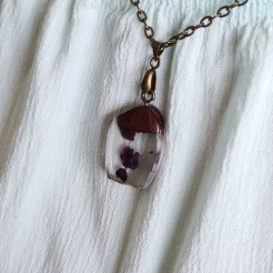 Fioletowa elegancja: wisiorek z kwiatami i drewnem amarantowym