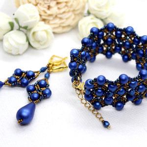 Komplet biżuterii z granatowych perełek