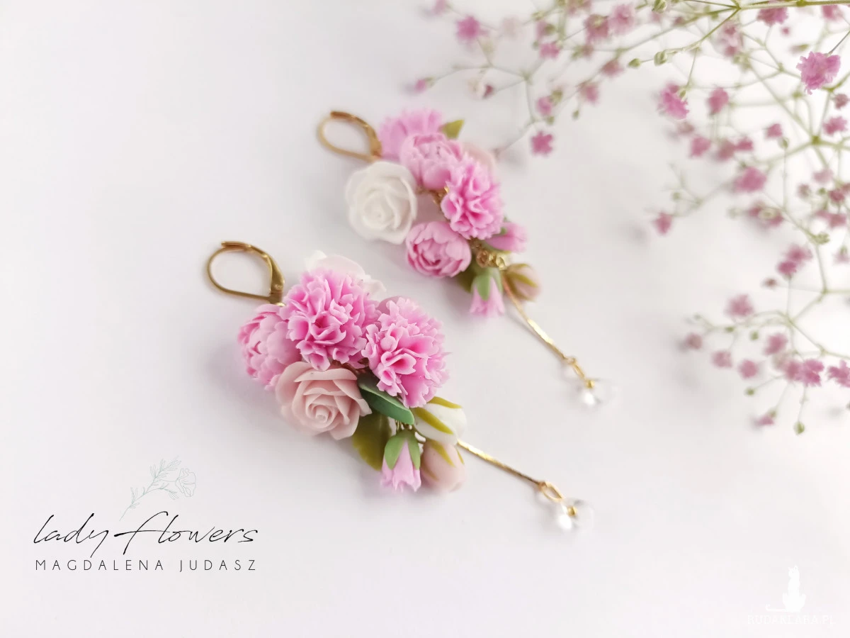 Kolczyki z różowymi kwiatami