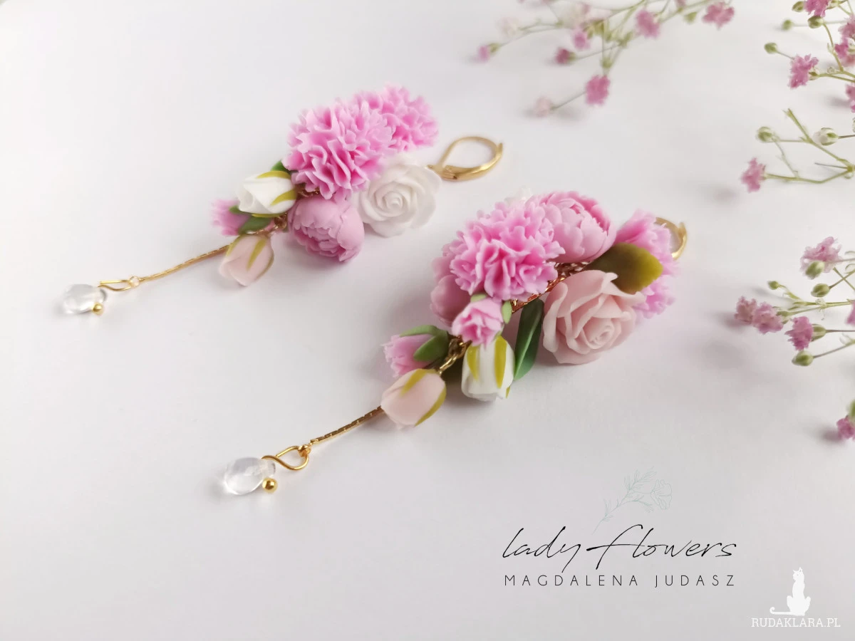 Kolczyki z różowymi kwiatami