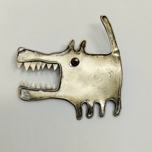 Pies Azor z otwartą paszczą- broszka