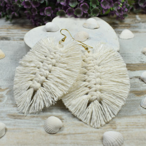 Kremowe, lekkie kolczyki liście