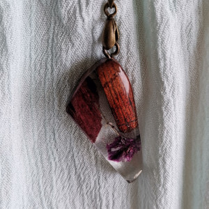 Wisiorek "Purple Love"  - drewno Amarant i Merbau, a pomiędzy nimi kwiat