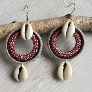 Kolczyki z muszelkami kauri z linii Round Ethnic burgund