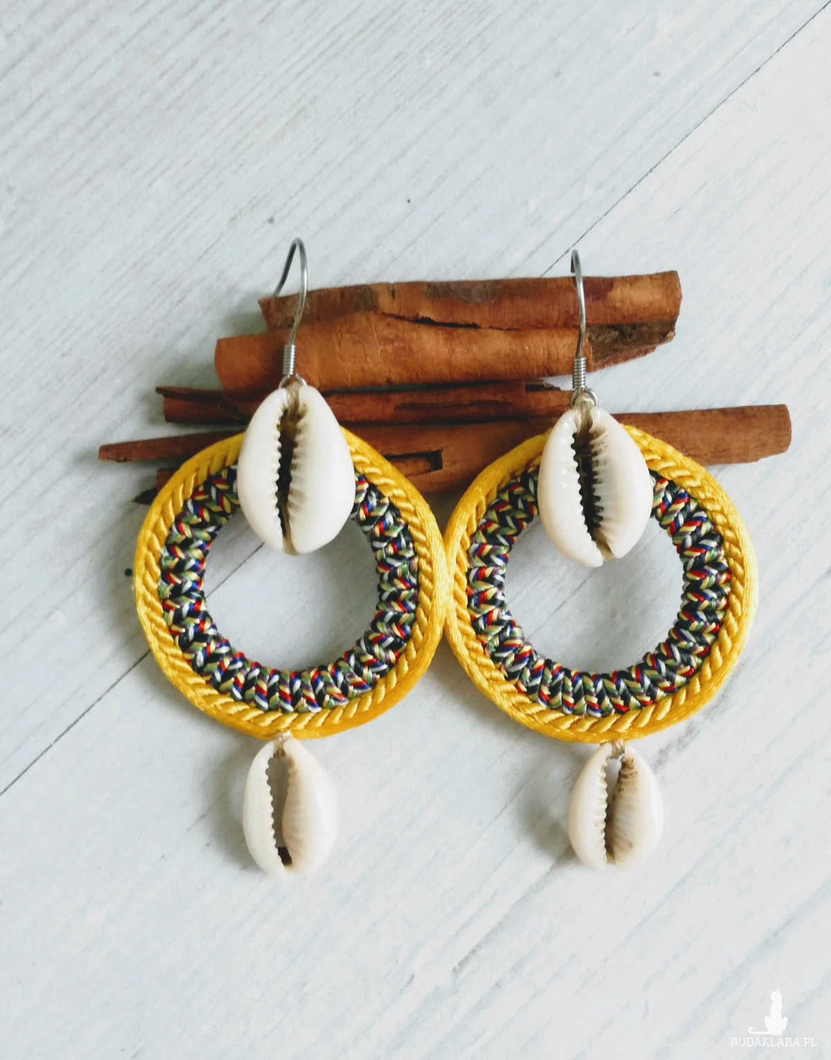 Kolczyki z muszelkami kauri z linii Round Ethnic żółte