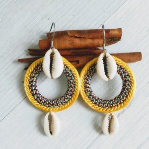 Kolczyki z muszelkami kauri z linii Round Ethnic żółte