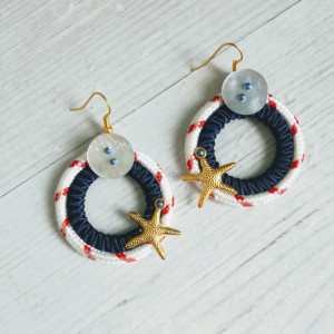 Duże okrągłe kolczyki w stylu marynarskim Round Sailor ze złotymi rozgwiadami