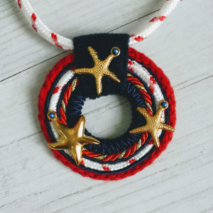 Wisior w stylu marynarskim Round Sailor ze złotymi rozgwiadami