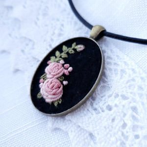 Naszyjnik ręcznie haftowany- różowe róże