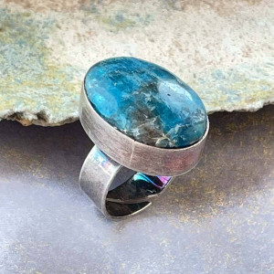 Minimalistyczny pierścień z turkusowym apatytem a992