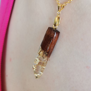 Wisiorek "Golden Amazakue"