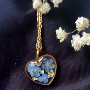 Małe serduszko wisiorek z niezapominajką kwiat rękodzieło żywica