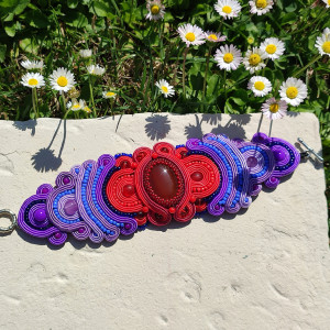 Josette-  szeroka bransoletka sutasz z czerwonym agatem.