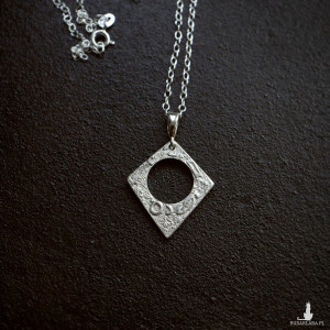 Surowy wisiorek romb ze srebra - grot (z łańcuszkiem)