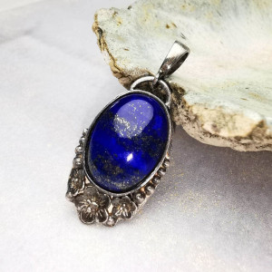 Wisiorek z lapisem lazuli otoczonymi srebrnymi kwiatami a918