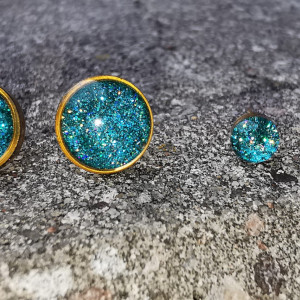 Kolczyki turkus żywica wkrętki kolczyki na niej niebieskie kolczyki zielone