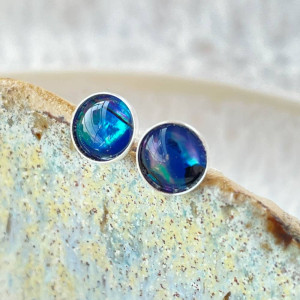 Drobne kolczyki z mieniącą się muszlą paua d146