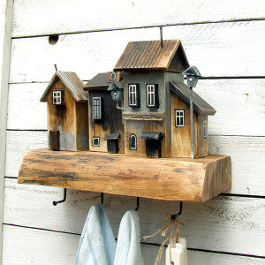 Drewniany wieszak z domkami - Uliczka na starówce