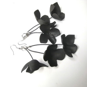 Kolczyki kwiaty czarne leciutkie dlugie