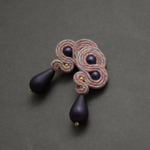 kolorowe kolczyki lub klipsy sutasz