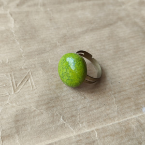 Pierścionek z zielonym oczkiem